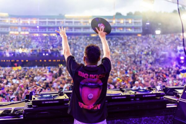 Dimitri Vegas revives the art of vinyl DJing with Tomorrowland  2025 set – available now on YouTube